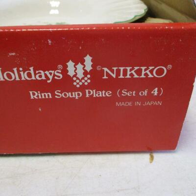 Lot 8 - Happy Holiday Nikko Rim Soup Plates