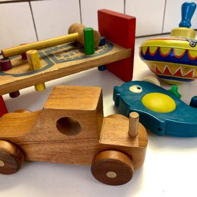LOT 299 GROUP OF VINTAGE BABY TOYS PLAYSCHOOL * TOP *WOOD CAR