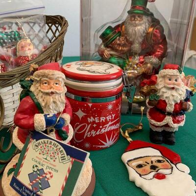 LOT 311 GROUP OF SANTAS CHRISTMAS DECORATION