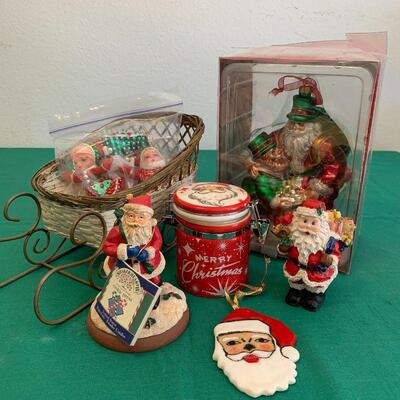 LOT 311 GROUP OF SANTAS CHRISTMAS DECORATION