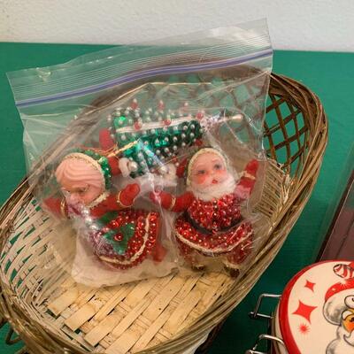 LOT 311 GROUP OF SANTAS CHRISTMAS DECORATION
