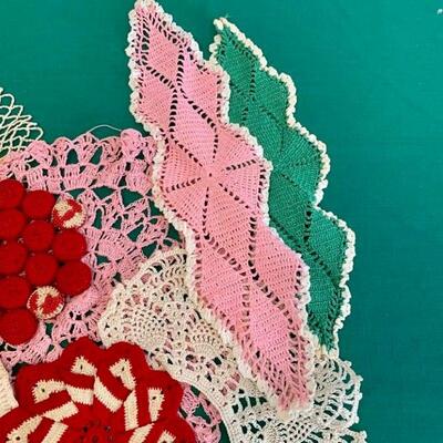 LOT 314 GROUP OF VINTAGE CROCHET DOILLIES