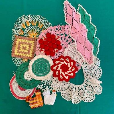 LOT 314 GROUP OF VINTAGE CROCHET DOILLIES