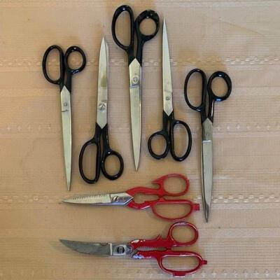 LOT 318  VINTAGE GROUP OF SCISSORS 