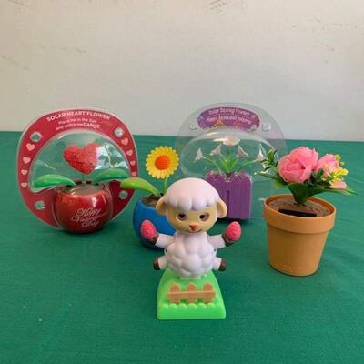 LOT 319 GROUP OF SOLAR POWERED NOVELTIES 