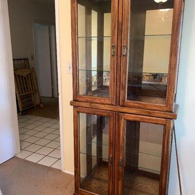 LOT 321 CONTEMPORARY LIGHTED DISPLAY CABINET MIRROR BACK 