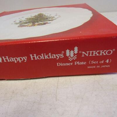 Lot 24 - Happy Holidays Nikko Dinner Plate (Set of 4)