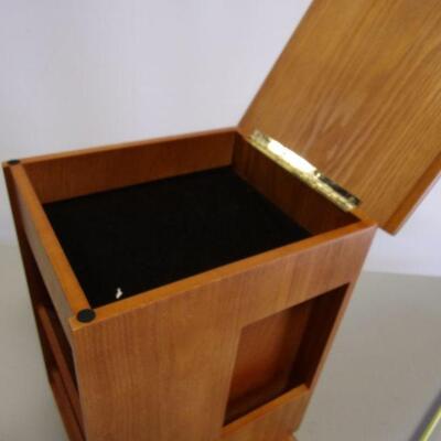 Lot 34 - Lori Greiner Original Clever & Unique Creations Cellphone Plus Charging Station