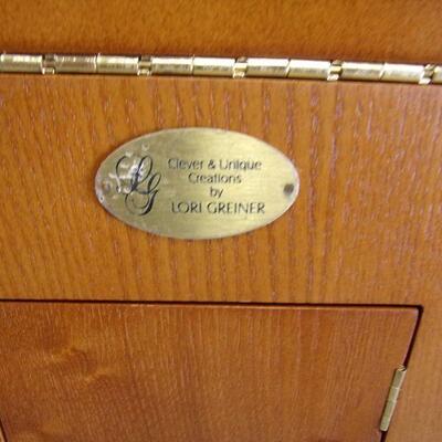 Lot 34 - Lori Greiner Original Clever & Unique Creations Cellphone Plus Charging Station