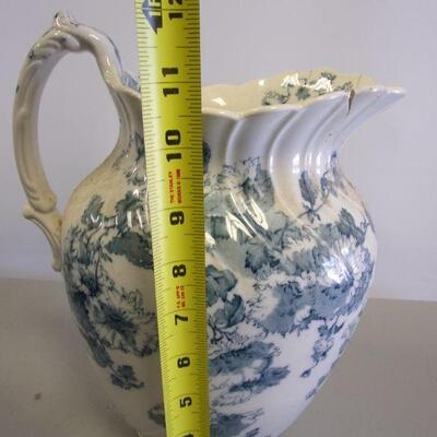 Lot 37 - Porcelain Home Decor Items