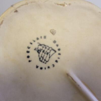 Lot 37 - Porcelain Home Decor Items