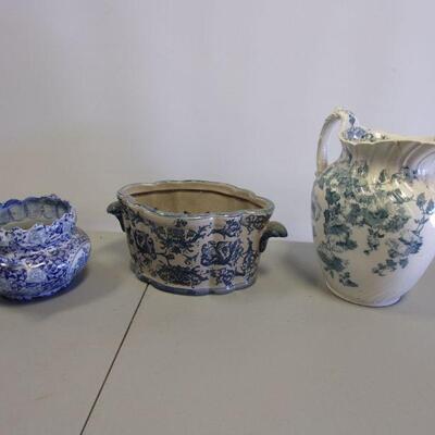 Lot 37 - Porcelain Home Decor Items
