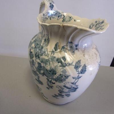 Lot 37 - Porcelain Home Decor Items