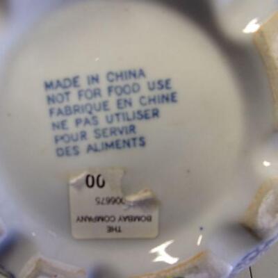 Lot 37 - Porcelain Home Decor Items