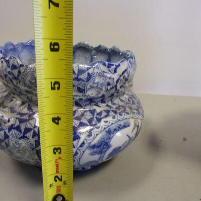 Lot 37 - Porcelain Home Decor Items