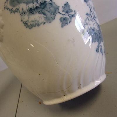 Lot 37 - Porcelain Home Decor Items