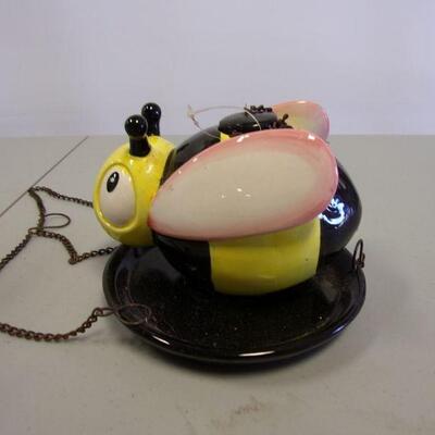 Lot 38 - "Bee" Humming Bird Feeder