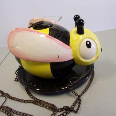Lot 38 - "Bee" Humming Bird Feeder
