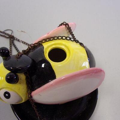 Lot 38 - "Bee" Humming Bird Feeder
