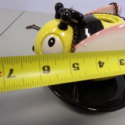 Lot 38 - "Bee" Humming Bird Feeder