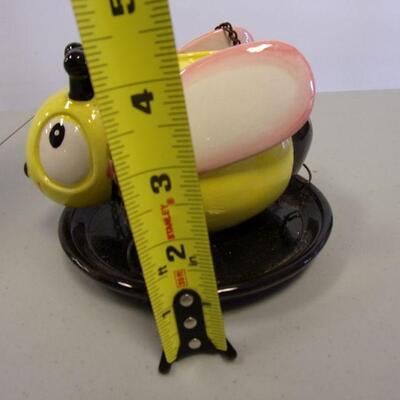Lot 38 - "Bee" Humming Bird Feeder