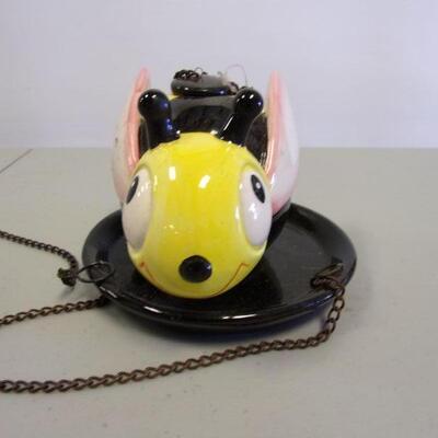 Lot 38 - "Bee" Humming Bird Feeder