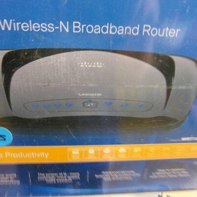 Lot 40 - Cisco Wireless B Router & Magellan Roadmate