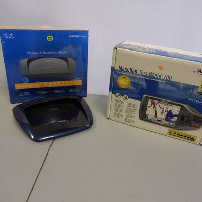 Lot 40 - Cisco Wireless B Router & Magellan Roadmate