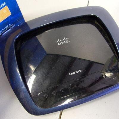 Lot 40 - Cisco Wireless B Router & Magellan Roadmate
