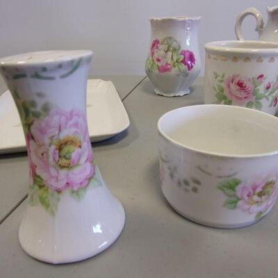 Lot 41 - Porcelain Home Decor Items 