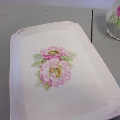 Lot 41 - Porcelain Home Decor Items 