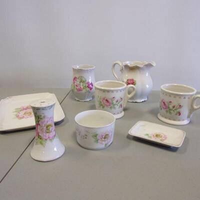Lot 41 - Porcelain Home Decor Items 