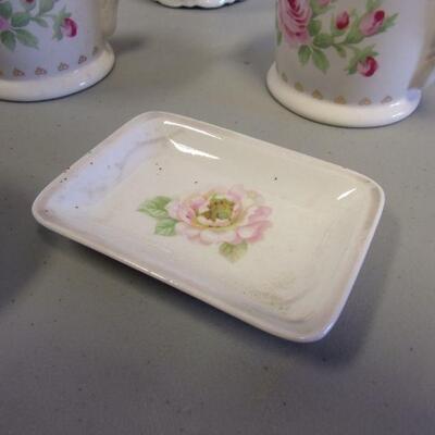 Lot 41 - Porcelain Home Decor Items 