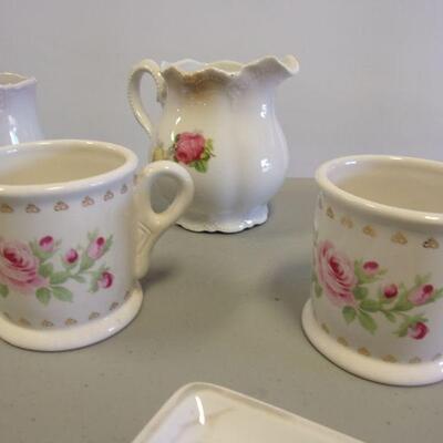 Lot 41 - Porcelain Home Decor Items 