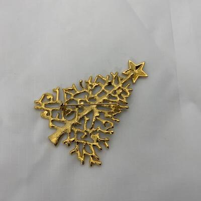 (98) Vintage | 1970s Metal Christmas Tree Pin