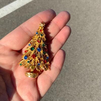 (101) Vintage | 1960s Multi-Colored Christmas Pin