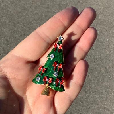 (102) Vintage | 1970s Eisenberg Ice Christmas Tree Pin