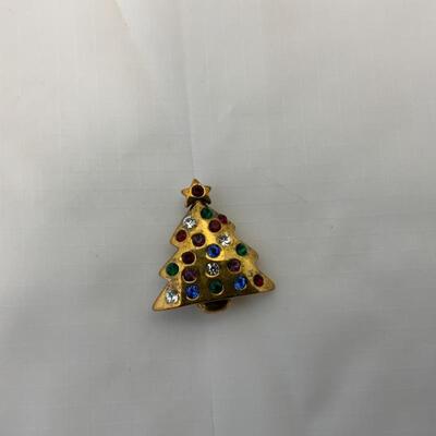 (105) Vintage | 1970s Eisenberg Ice Christmas Tree Pin