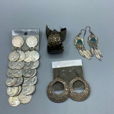 4 Pairs of Vintage Silvertone Earrings YD#011-1120-00166