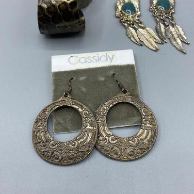 4 Pairs of Vintage Silvertone Earrings YD#011-1120-00166