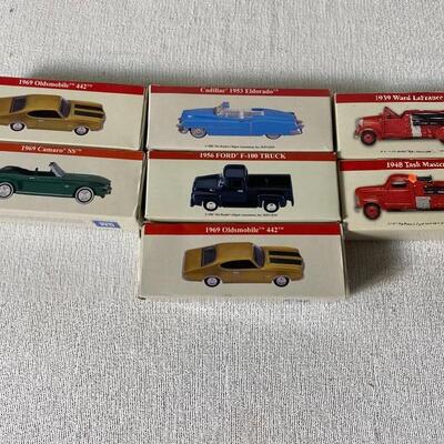 Lot #30 s  -Readers Digest Collectible Models 2001, 1999