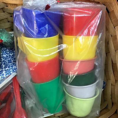 Vintage Picnic Basket w. Plates, Cups, Utensils