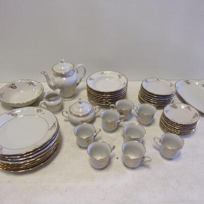 Lot 63 - Tienshan Fine China GABRIELLES Christmas Dinner Set
