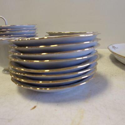 Lot 63 - Tienshan Fine China GABRIELLES Christmas Dinner Set