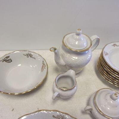 Lot 63 - Tienshan Fine China GABRIELLES Christmas Dinner Set