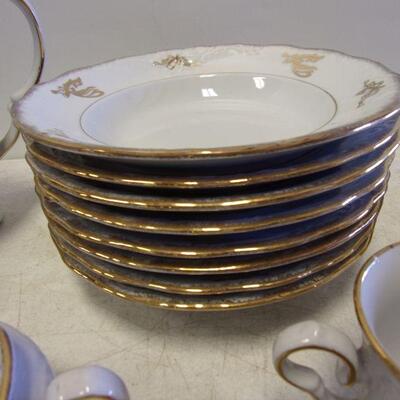 Lot 63 - Tienshan Fine China GABRIELLES Christmas Dinner Set