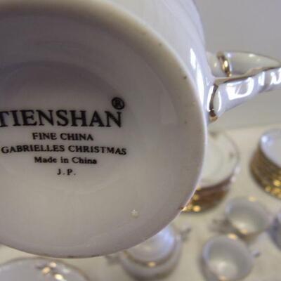 Lot 63 - Tienshan Fine China GABRIELLES Christmas Dinner Set