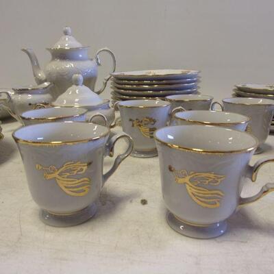 Lot 63 - Tienshan Fine China GABRIELLES Christmas Dinner Set