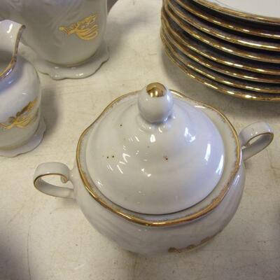 Lot 63 - Tienshan Fine China GABRIELLES Christmas Dinner Set