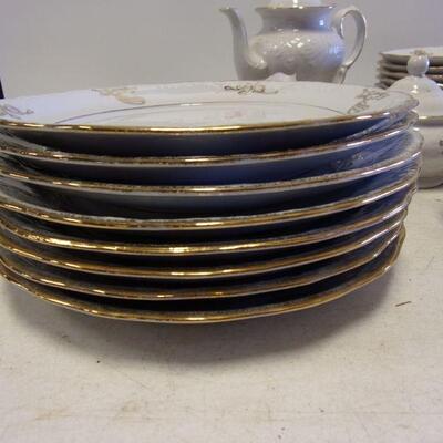 Lot 63 - Tienshan Fine China GABRIELLES Christmas Dinner Set